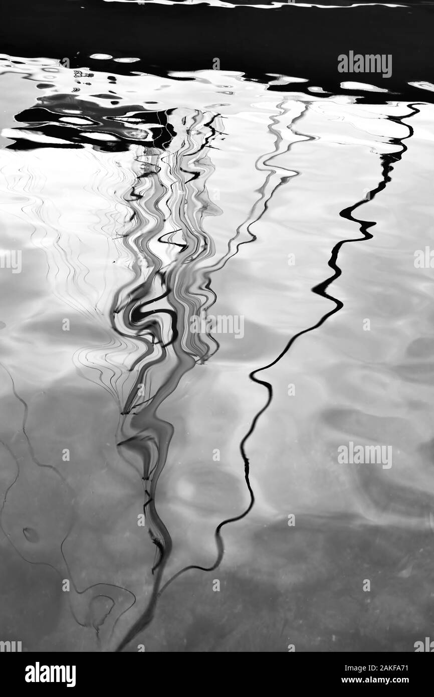 La réflexion de l'eau de sail yacht avec mât et attaquer - noir et blanc fond absrtact Banque D'Images
