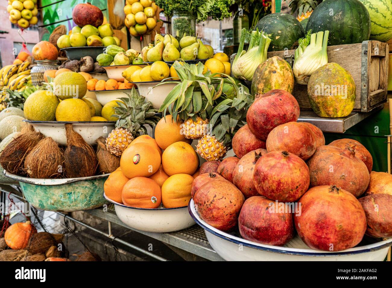 Fruits et légumes frais sur l'affichage à une piscine de jus de fruits et de décrochage smoothie à Tel Aviv, Israël Banque D'Images