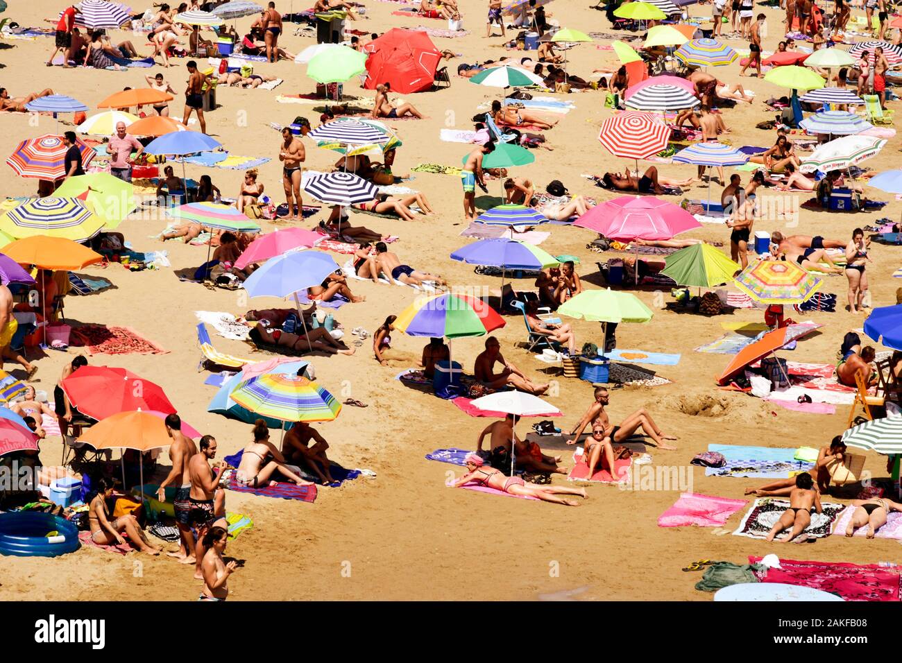 SITGES, ESPAGNE - 9 juillet 2017 : les personnes bénéficiant, à la détente ou au soleil sur la plage de Garraf Sitges, une plage populaire de la côte de la région métropolitaine Banque D'Images