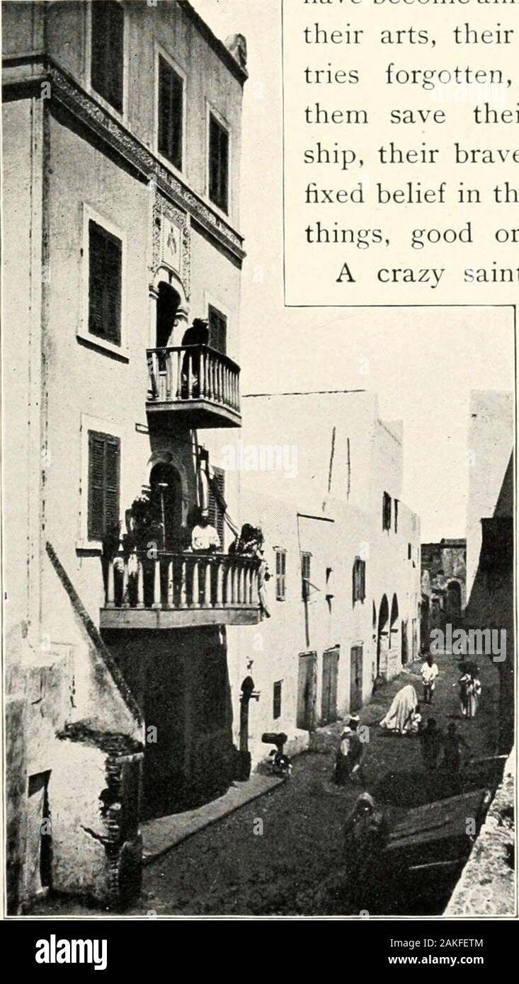 Le Burton Holmes conférences ; . ern Rabat comme les tapis, couvertures Navajo, havesuffered à partir de l'introduction de colorants d'aniline. Le pétrole brut, les dessins et modèles industriels colorsare artistique moins que dans des périodes plus tôt.L'industrie locale, une fois mené à la perfection, est rapide, et d'exploitation-degen tapis de Rabat ne sont plus les choses d'une valeur d'andbeauty. En toutes choses les Maures ont continuellement rétrogradées puisque conquête de Grenade. À partir de l'un des plus grands, ils sont devenus presque la dernière des nations  ; leurs arts, leurs sciences, leurs tentatives de l'indus, il ne reste rien oublié tothem enregistrer leurs compétences de cavalier-navires, leur courage Banque D'Images