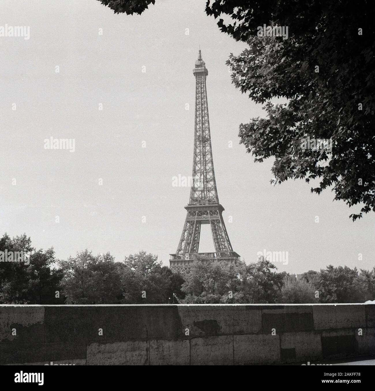 Années 1950, historique, une vue de côté, à partir de cette ère du célèbre monument, la Tour Eiffel, Paris, France. Construit en 1899, c'était la plus haute structure dans le monde jusqu'en 1931. Banque D'Images