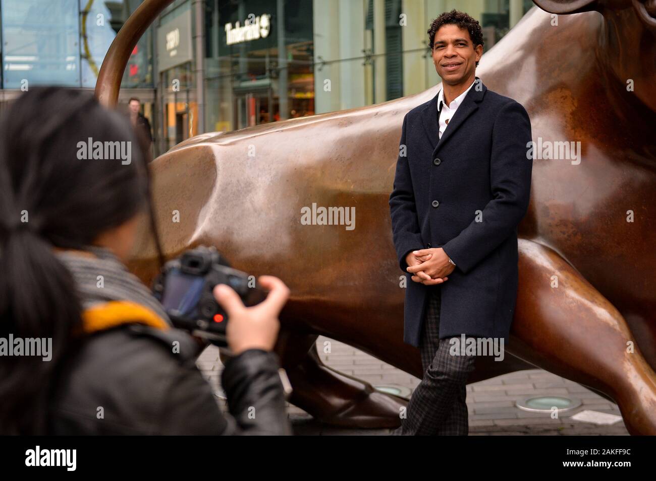 Carlos Acosta à côté du taureau Birmingham Bullring, elle est prise en charge en tant que directeur de la Birmingham Ballet National. Banque D'Images