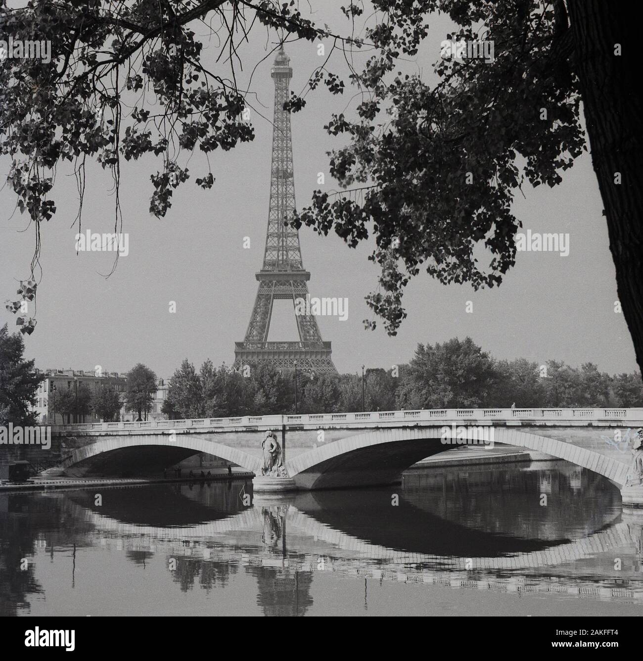 Années 1950, historique, une vue de l'ère du célèbre monument, la Tour Eiffel, Paris, France. Banque D'Images