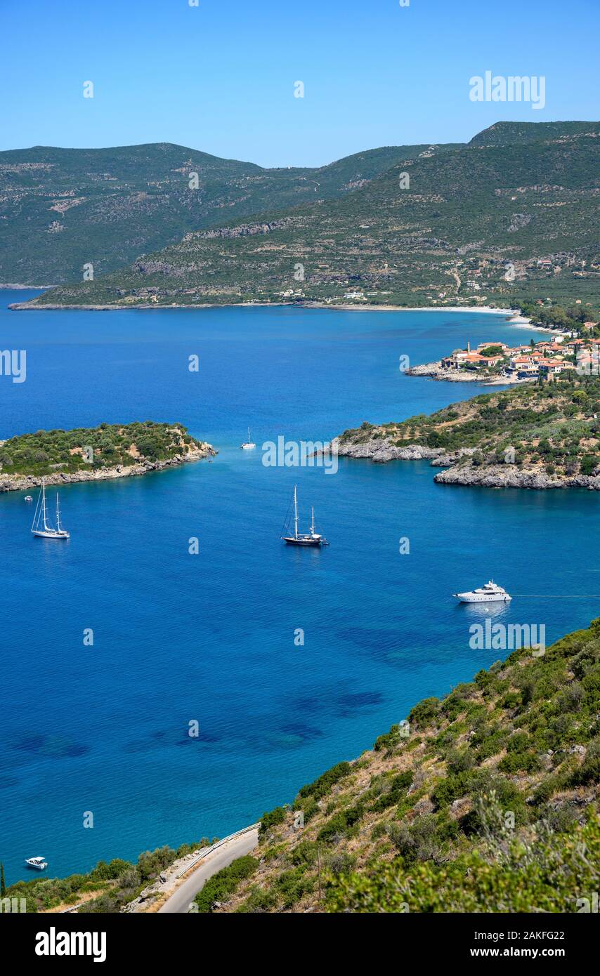 Yachts amarrés dans la baie de Kalamitsi avec le village d'Kardamiyli Messënie dans l'arrière-plan, Mani, Sud du Péloponnèse, Grèce. Banque D'Images