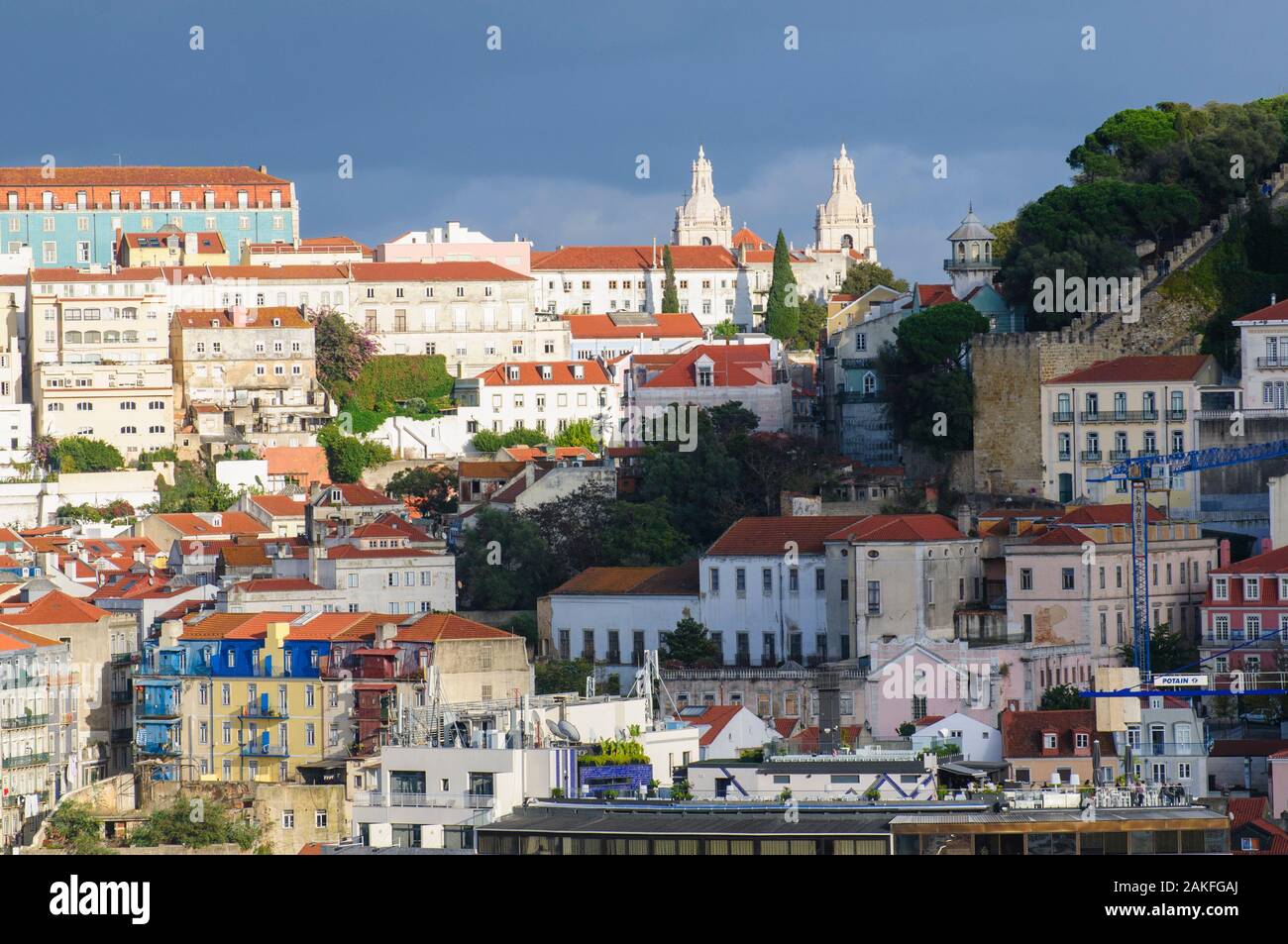 Vue du Convento Nossa Senhora da Graça du Miradouro de Sao Pedro de Alcantara dans le Bairro Alto, Lisbonne, Portugal Banque D'Images