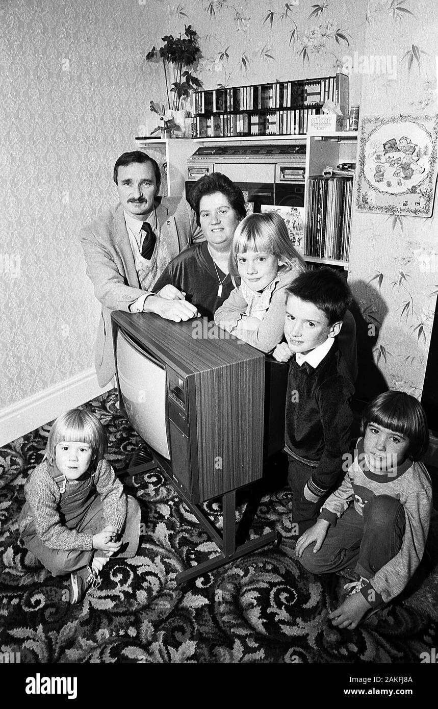 Années 1980, historiques, maman, papa et leurs enfants avec leur nouveau téléviseur, England, UK. Banque D'Images