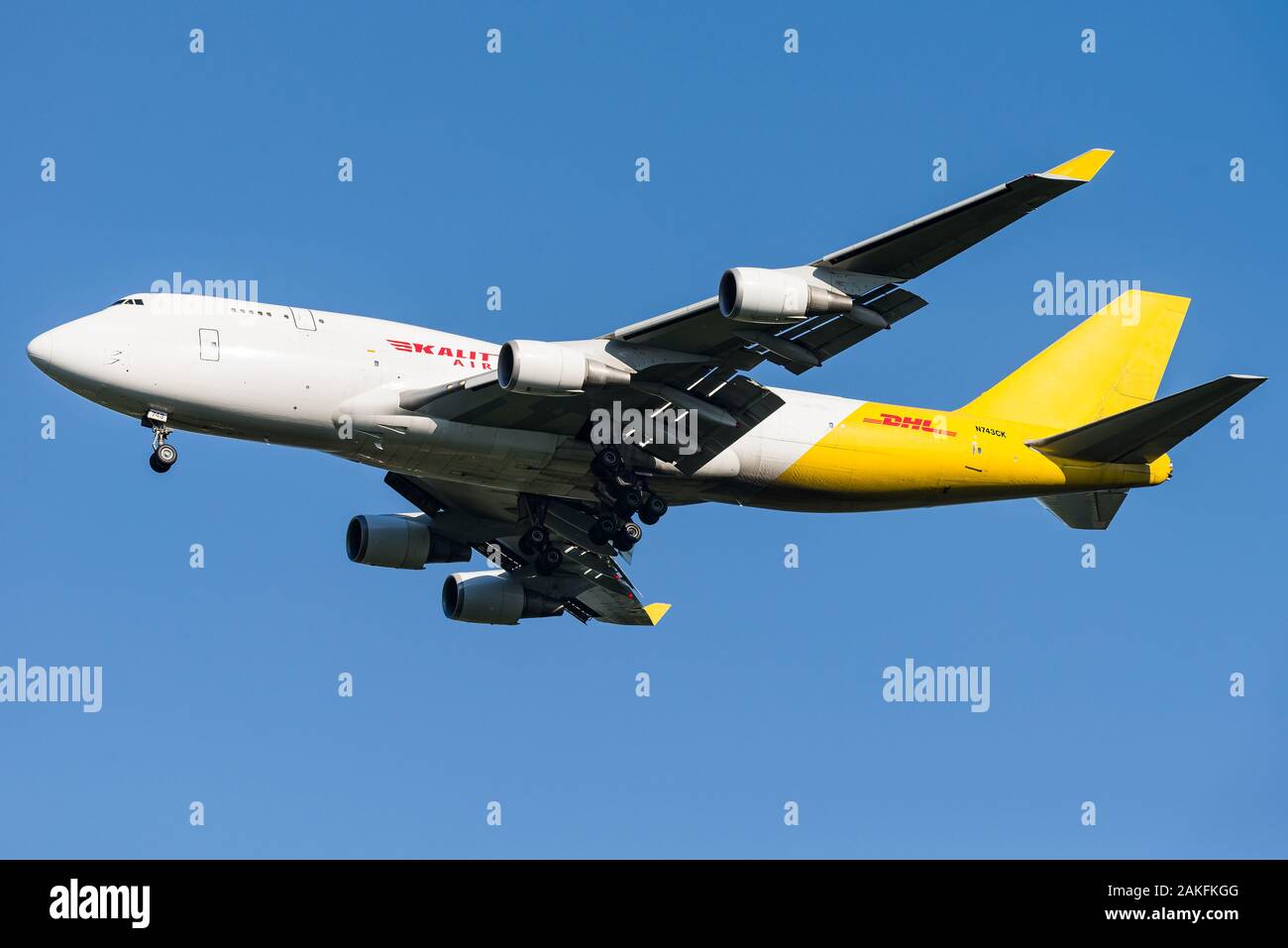 Un Boeing 747-400 cargo de Kalitta Air opérant pour DHL Aviation. Kalitta Air est une compagnie aérienne américaine de fret. Banque D'Images