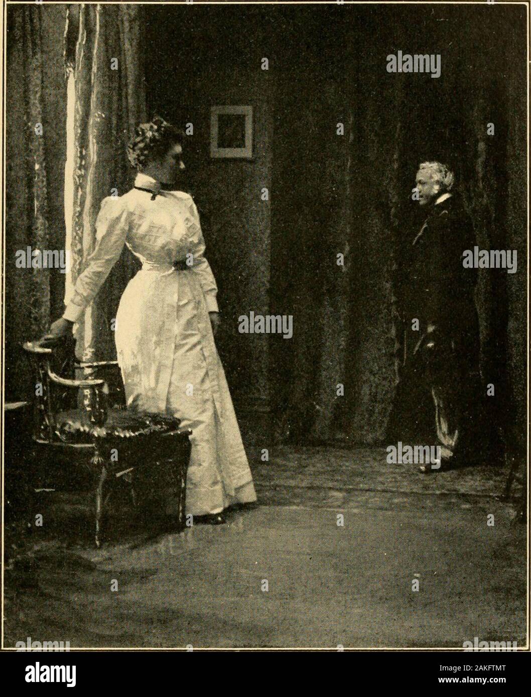 La jeune fille et le guardsman . evealed ina lui-même l'état du retenu l'excitation.Il a été l'un de ceux en qui thecounterfeit de calme est toujours gro-tesquely transparent. À l'presentmoment onhis M. Tibbetts mettait hat et de prendre-le à nouveau (forwhatever raison, c'était son chapeau de soie), regardant sa montre et mettre la chose dans sa poche, lentement, 149 LA JEUNE FILLE &- LE GUARDSMAN comme debatively relinquishingthe s'il était à quelques minutes. Edith, sans parler, avec un crossedthe andstraightened intrépide terne tirant ses oncles. Mon cher*, M. Tibbetts répétées, je serai de retour dans un lit Banque D'Images