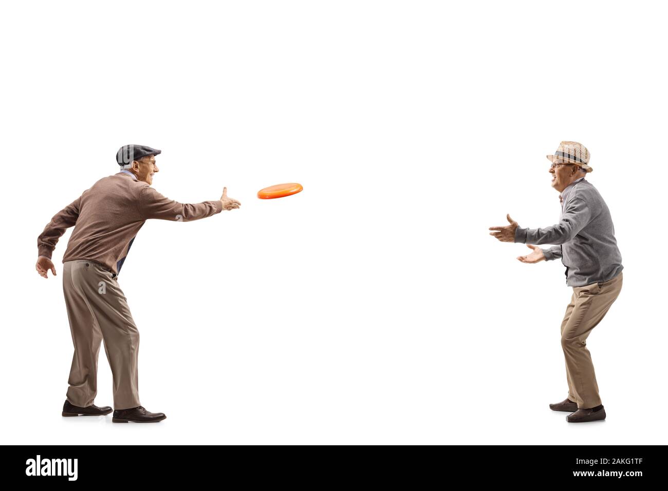 De toute la longueur hommes jouant un jeu avec un disque en plastique isolé sur fond blanc Banque D'Images