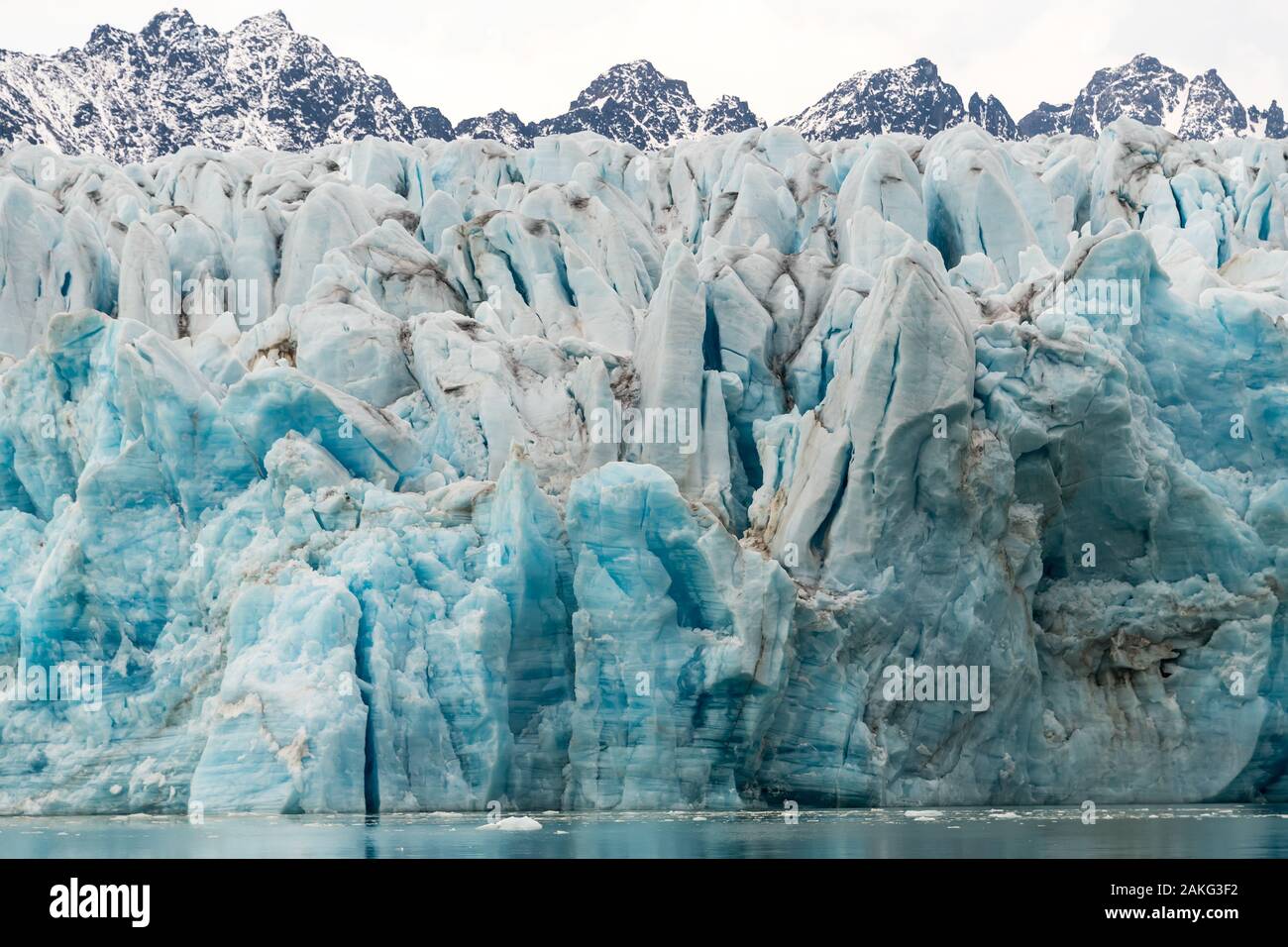 Glacier bleu en face de rocky mountain - paysage extraordinaire dans l'Arctique Banque D'Images