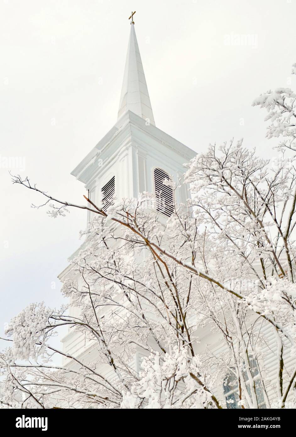 Clocher de l'église de style Nouvelle Angleterre dans le calme après une tempête de neige. L'angle faible. Banque D'Images