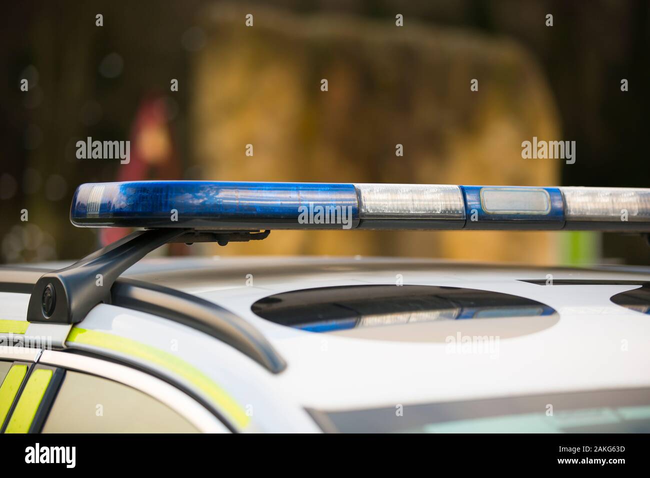 Gros plan des feux bleus sur la barre de feux de toit de la voiture de police isolée de West Mercia. Feux de véhicule de police, feux de secours du Royaume-Uni. Banque D'Images