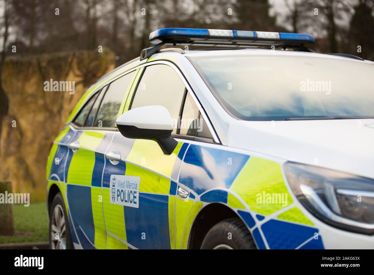 Vue de face de la voiture de police isolée de West Mercia au Royaume-Uni. Vide véhicule de police stationné à l'extérieur dans un parc public, matin d'hiver. Banque D'Images