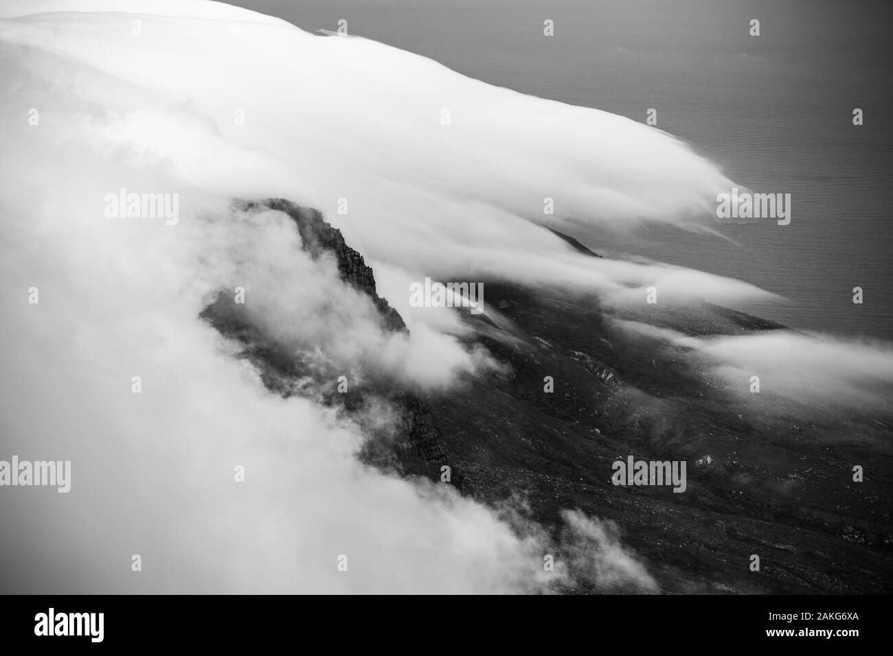 Nuages roulant sur la Montagne de la table au Cap, Southafica. Cette fenomenon est appelé nappe. Banque D'Images
