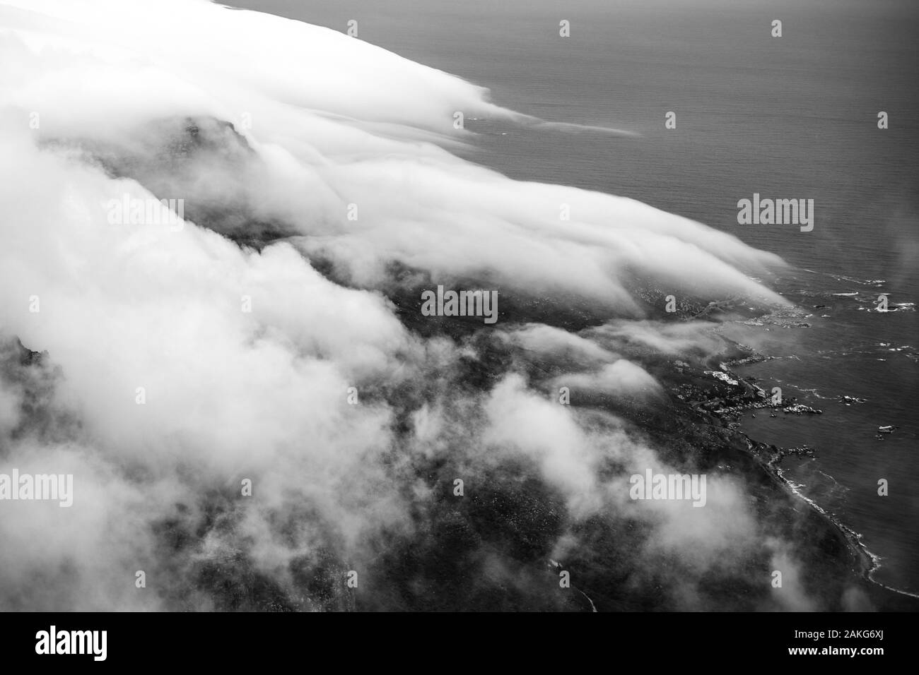 Nuages roulant sur la Montagne de la table au Cap, Southafica. Cette fenomenon est appelé nappe. Banque D'Images