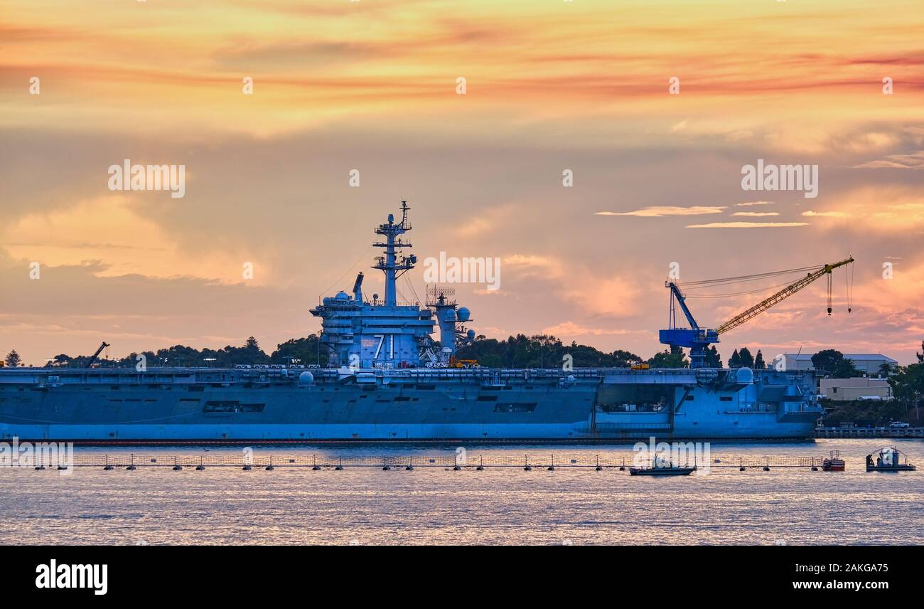 USS Roosevelt au coucher du soleil Banque D'Images