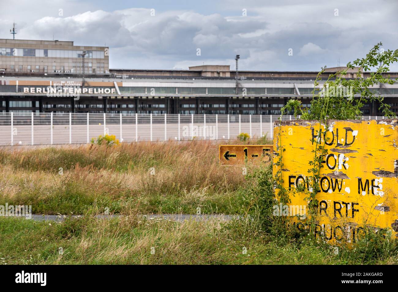 Gros plan sur le terminal des passagers de l'ancien et abandonné aéroport de Tempelhof de Berlin, avec un panneau jaune avec des instructions fiscales au premier plan Banque D'Images