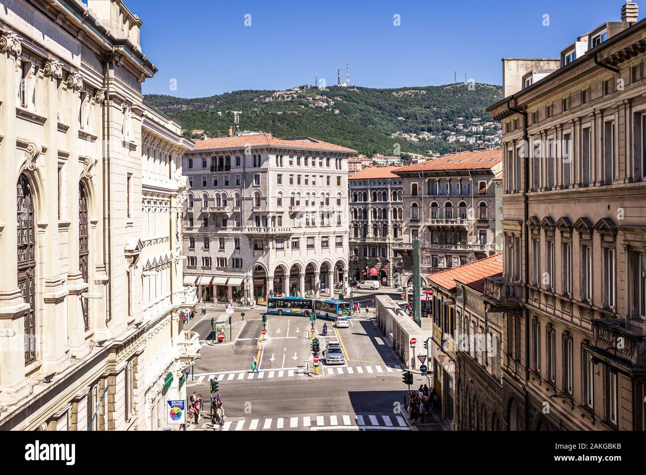 Vue sur la piazza Carlo Goldoni à Trieste, en Italie, à partir de la Scala dei Giganti. Skyline, théâtre et université visible. Banque D'Images