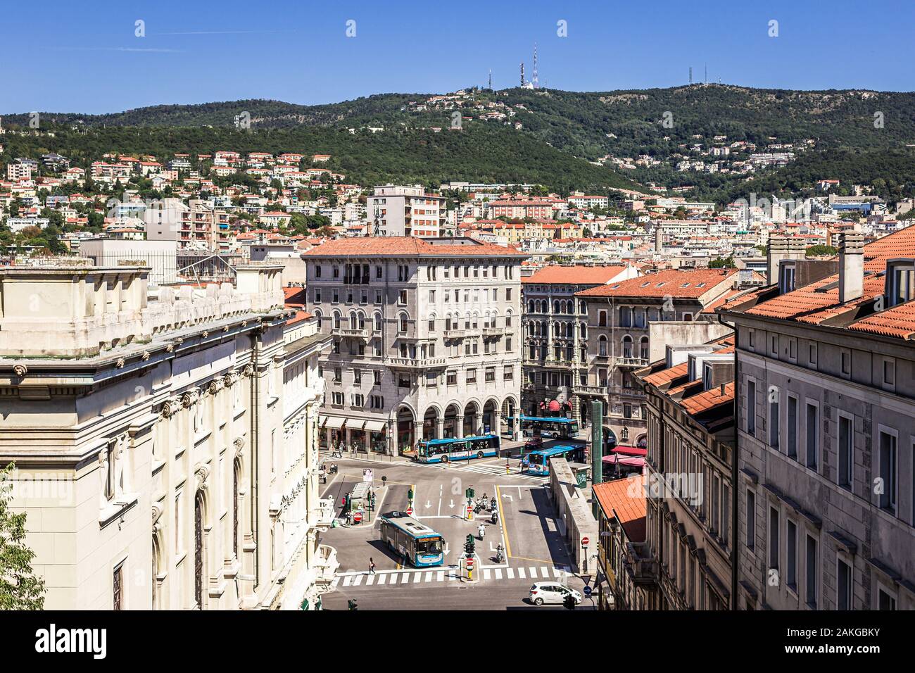 Vue sur la piazza Carlo Goldoni à Trieste, en Italie, à partir de la Scala dei Giganti. Skyline, théâtre et université visible. Banque D'Images