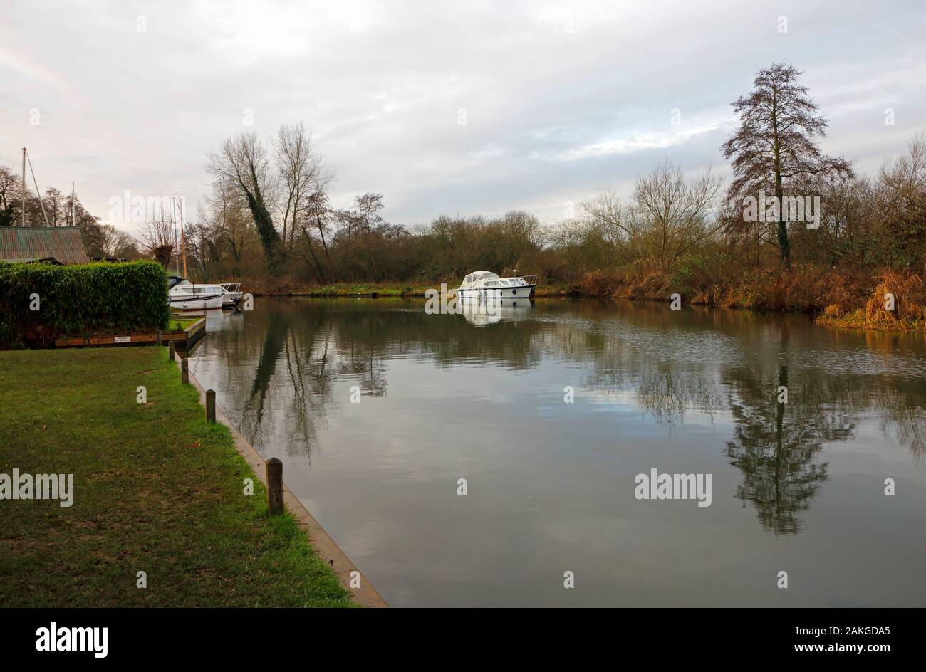 Une vue de la rivière Bure avec des réflexions en hiver sur les Norfolk Broads par l'Staithe à Belaugh, Norfolk, Angleterre, Royaume-Uni, Europe. Banque D'Images
