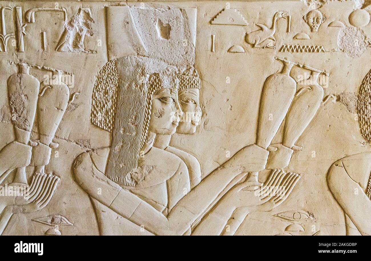 Thèbes en Egypte, Assassif (partie de la vallée des Nobles), tombe de Kheruef, portique Ouest, aile sud, les femmes offrent des vases. Banque D'Images