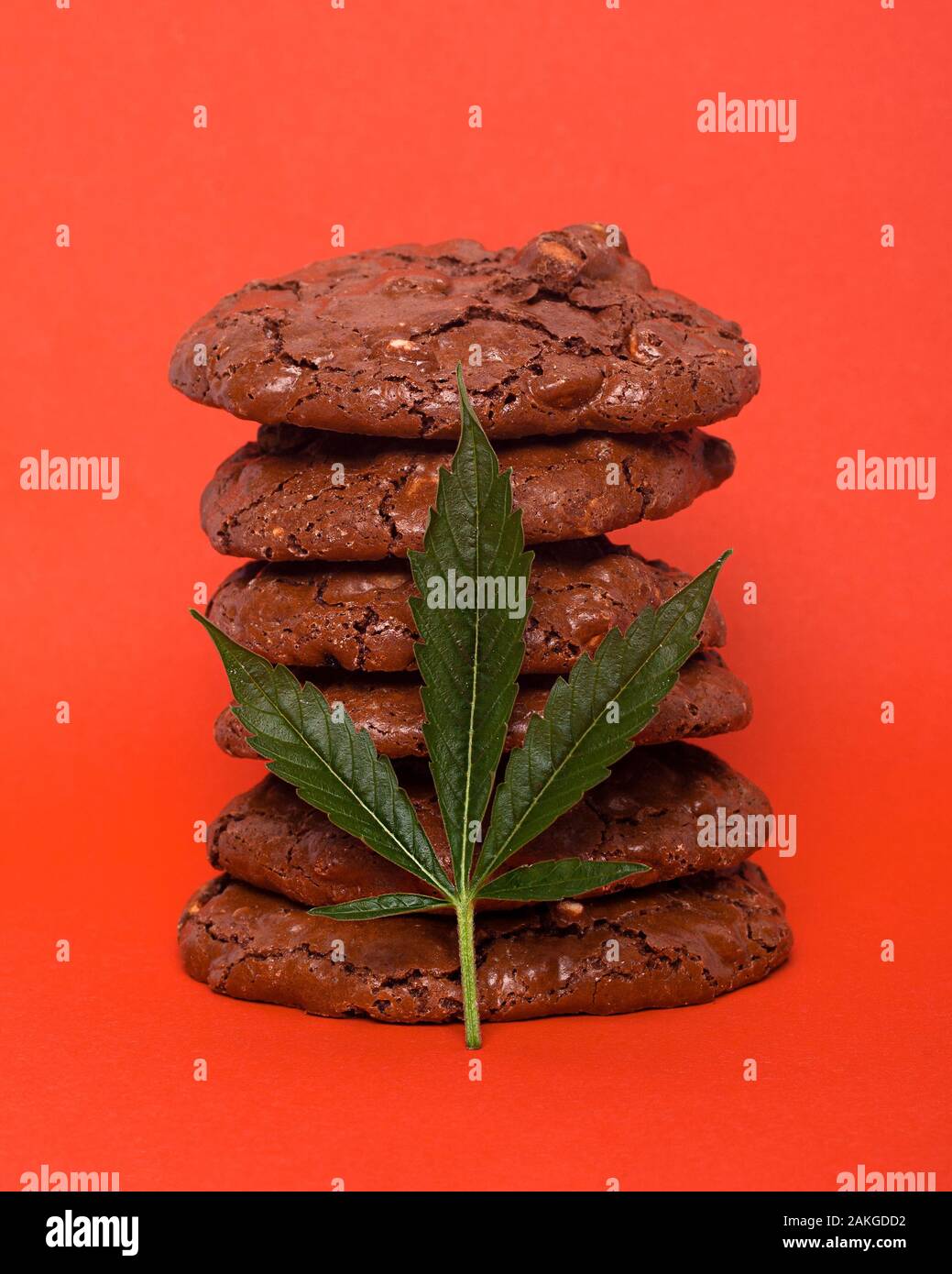 Les cookies de cannabis sur fond rouge et feuille de chanvre. oatmeal cookies avec des cacahuètes. Banque D'Images