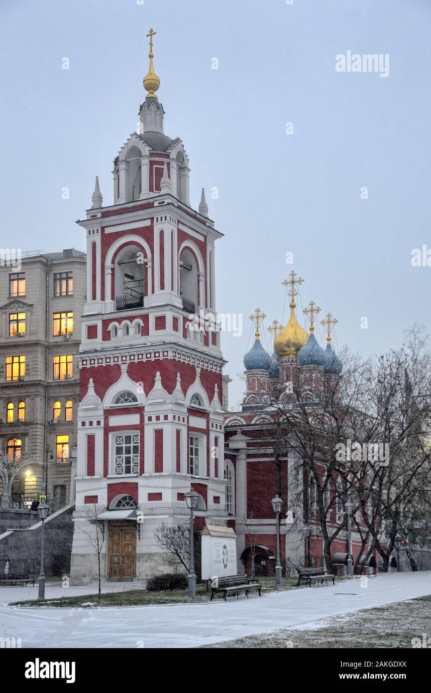 = trois niveaux, Clocher de l'église Saint Georges à l'angle de vue de neige  = les trois niveaux, clocher de l'église de Saint Georges le Victorieux sur Var Banque D'Images