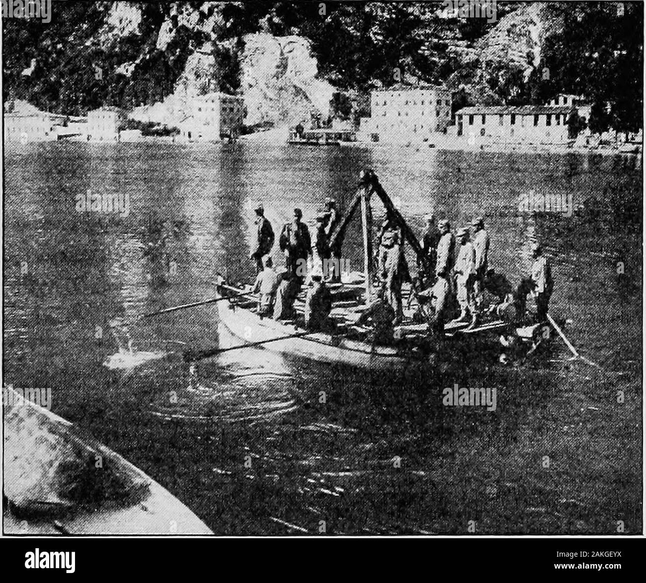 Le Literary Digest histoire de la guerre mondiale, compilées à partir de sources contemporaines et d'origine : américain, britannique, français, allemand, et autres . thward presque à la côte, et de là, le long theshore à Trieste. Plusieurs postes importants sur ce front-jIalborghetto, le Col Predil, Tolmino, Gorizia, andGradisca-avait été bombardé par hea^ batteriesfrom italien-y les collines avoisinantes. Début des opérations navales mais étaient confinés dans shellingcoast-villes. Les Autrichiens ont fait plusieurs attaques sur theItalian côté de l'Adriatique et les Italiens bombardedDalmatian villes et îles. Mais il n'y a pas generalnav Banque D'Images