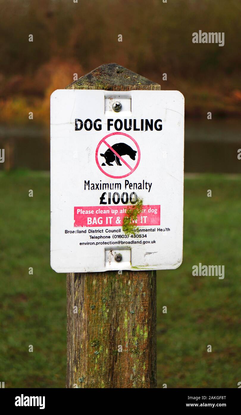 Avis d'encrassement du chien émis par le Conseil de district de Broadland par le Staithe sur les Norfolk Broads à Belaugh, Norfolk, Angleterre, Royaume-Uni, Europe. Banque D'Images