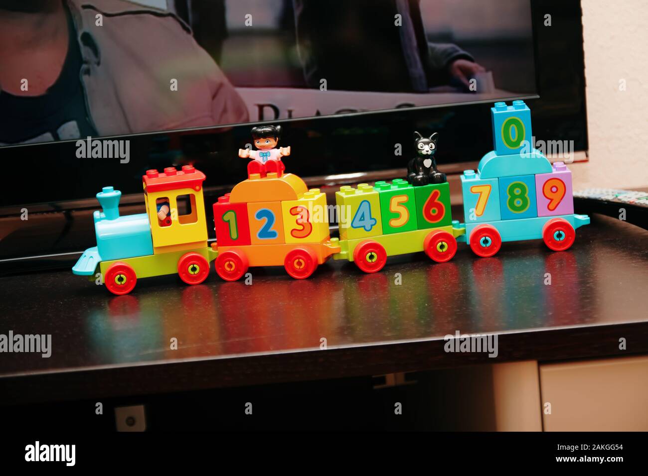Multi-couleur toy train pour enfants avec des nombres Banque D'Images