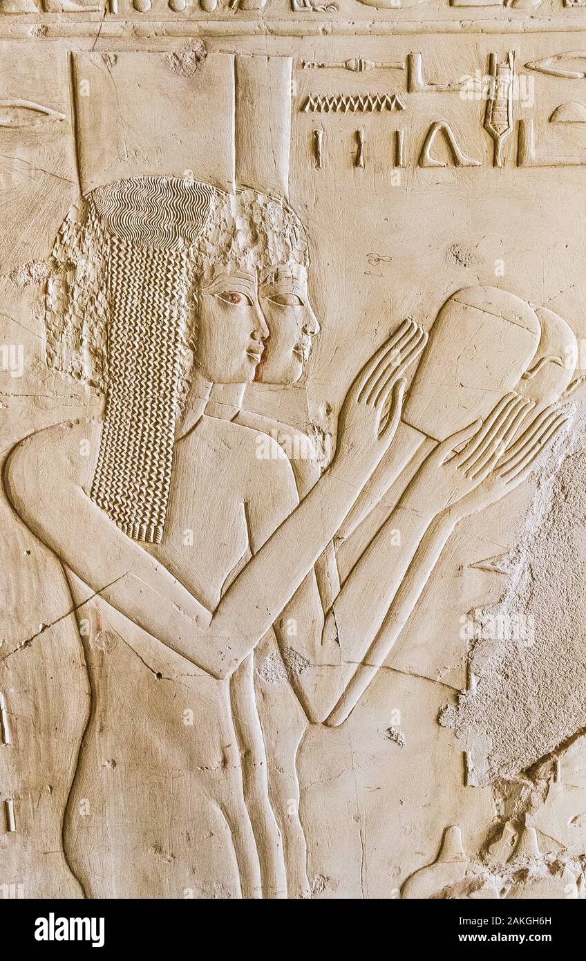 Thèbes en Egypte, Assassif (partie de la vallée des Nobles), tombe de Kheruef, portique Ouest, aile sud, les femmes offrent des vases. Banque D'Images