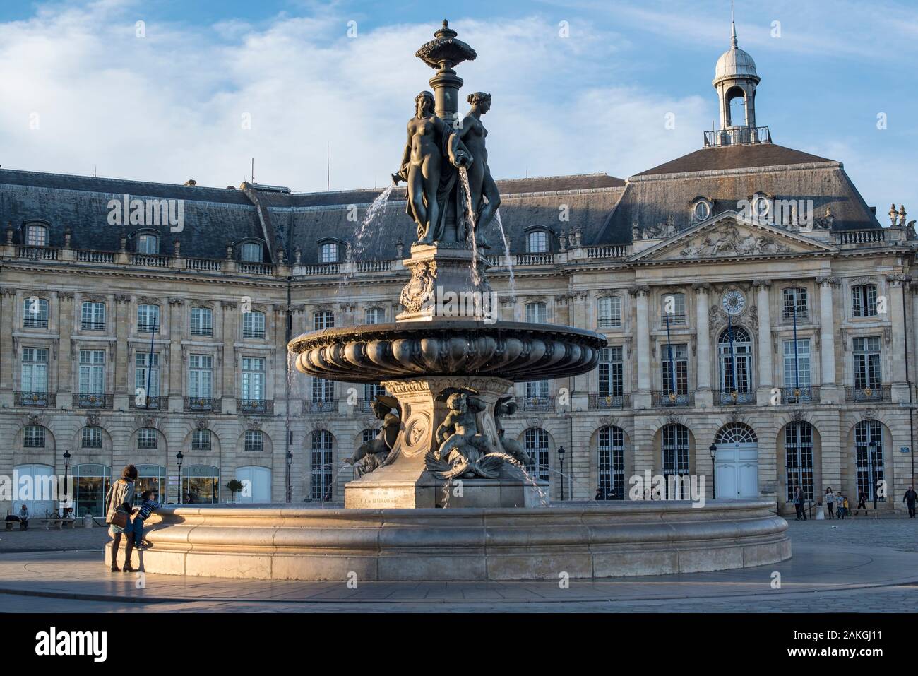 France, Gironde, Bordeaux, la fontaine des trois Grâces de la Place de la Bourse au coucher du soleil Banque D'Images