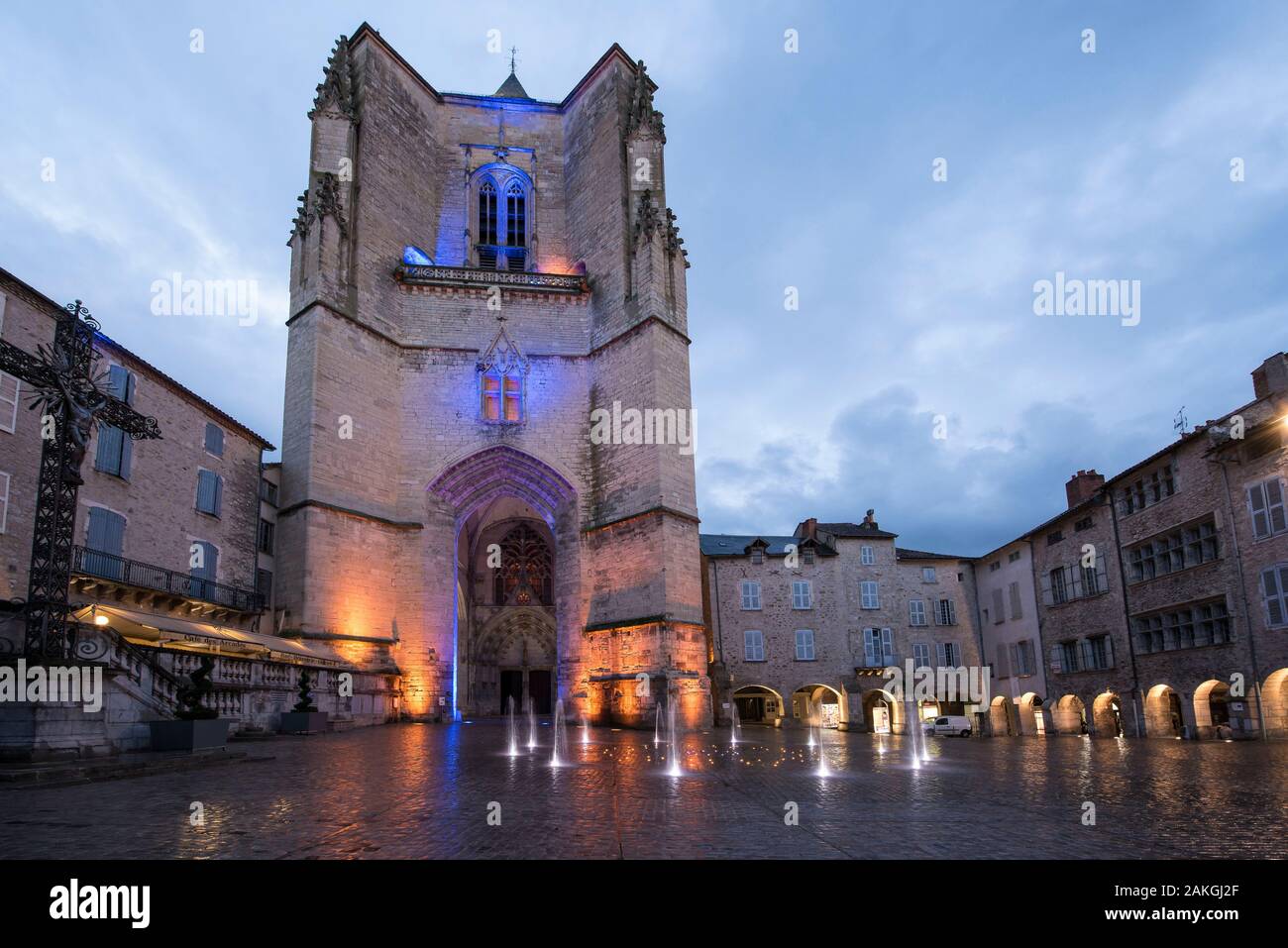 La France, l'Aveyron, Villefranche de Rouergue, place notre dame au crépuscule et le clocher de la collégiale Banque D'Images