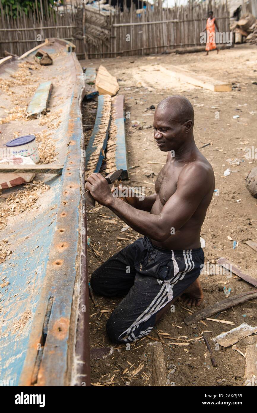 Côte d'Ivoire, Grand Lahou, district Grand Lahou, constructeur de bateau de pêcheur Banque D'Images