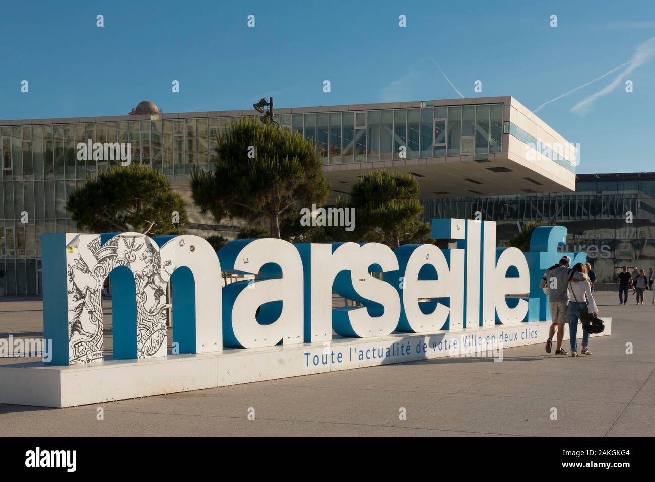 France, bouche du Rhone, Marseille, Marseille, fr en lettres géantes sur l'esplanade de la villa méditerranéenne Banque D'Images