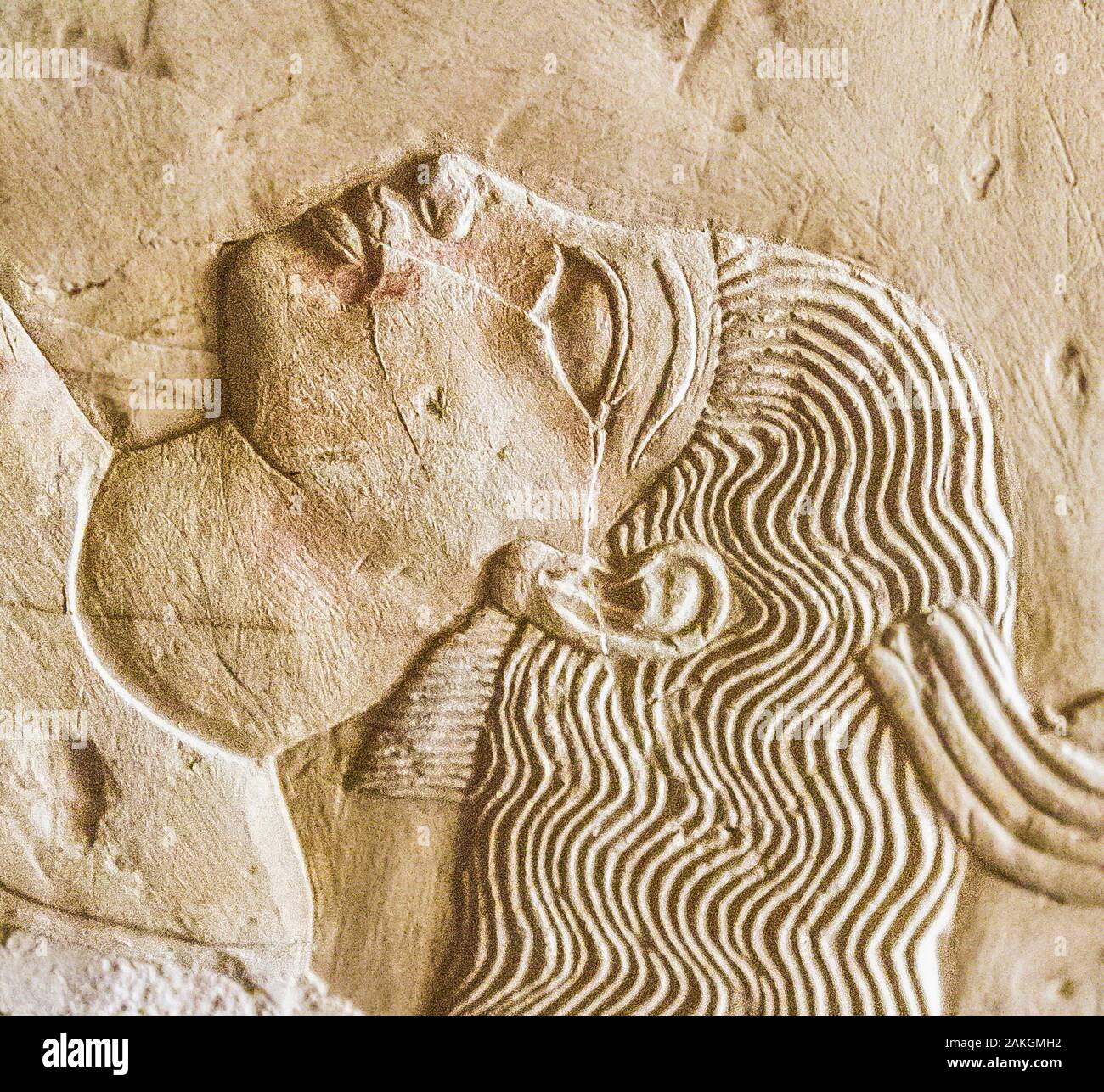 Luxor en Egypte, Assassif (partie de la vallée des Nobles), tombe de Kheruef : danseuse acrobatique féminine. Banque D'Images