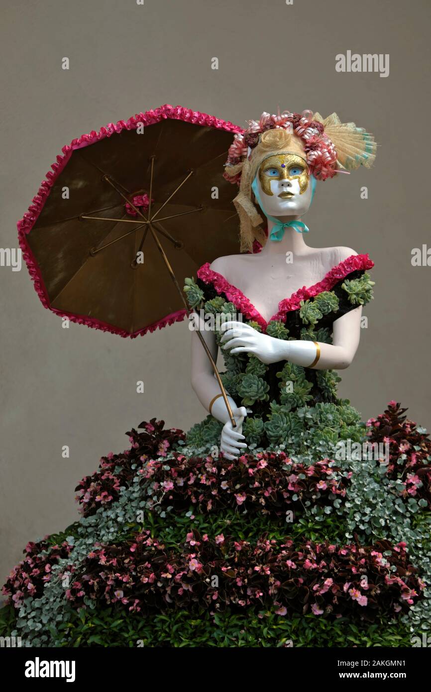 France, Vosges, Remiremont, en face de l'abbaye Saint Pierre, l'église,  décoration, mannequin avec robe végétale et masque de carnaval vénitien  Photo Stock - Alamy