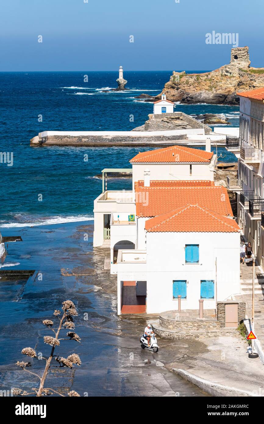 La Grèce, l'archipel des Cyclades, l'île d'Andros Andros Hora (ou), le quartier médiéval et les ruines de l'église Vénitienne, Tourlitis lighthouse en arrière-plan Banque D'Images