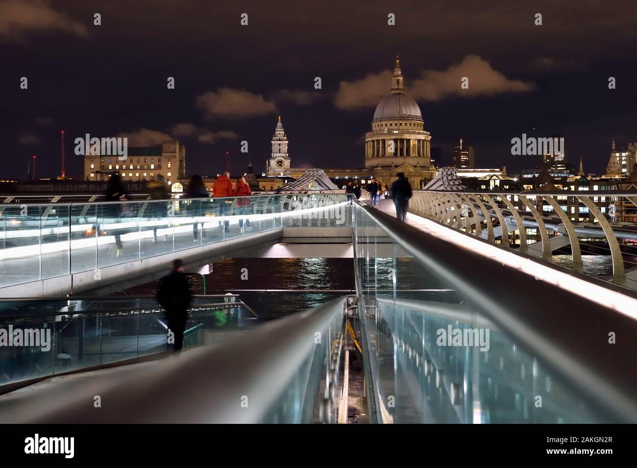 Royaume-uni, Londres, le Millennium Bridge par l'architecte Norman Foster sur la rivière Thames et la Cathédrale St Paul à l'arrière-plan Banque D'Images