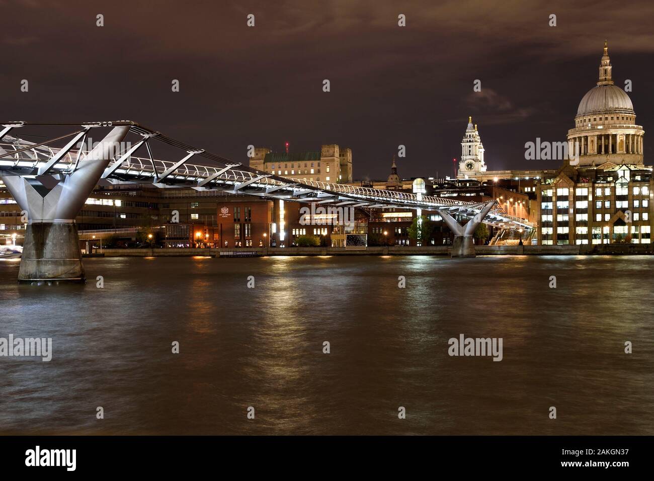 Royaume-uni, Londres, la ville, le Pont du Millénaire par l'architecte Norman Foster sur la rivière Thames et la Cathédrale St Paul à l'arrière-plan Banque D'Images