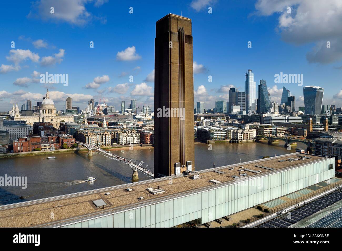 Royaume-uni, Londres, quartier de Southwark, le Tate Modern, le Millennium Bridge par l'architecte Norman Foster sur la rivière Thames et la Cathédrale St Paul dans la ville en arrière-plan, les gratte-ciel de la ville avec les 20 Fenchurch Street Walkie-Talkie surnommé le conçu par l'architecte Rafael Vinoly sur la droite Banque D'Images