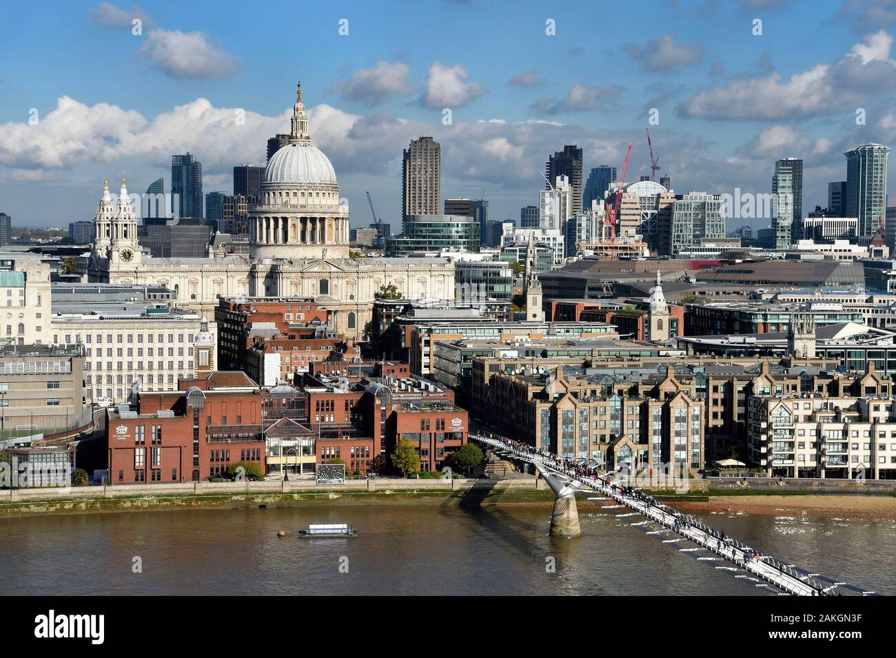 Royaume-uni, Londres, la ville, le Pont du Millénaire par l'architecte Norman Foster sur la rivière Thames et la Cathédrale St Paul à l'arrière-plan Banque D'Images