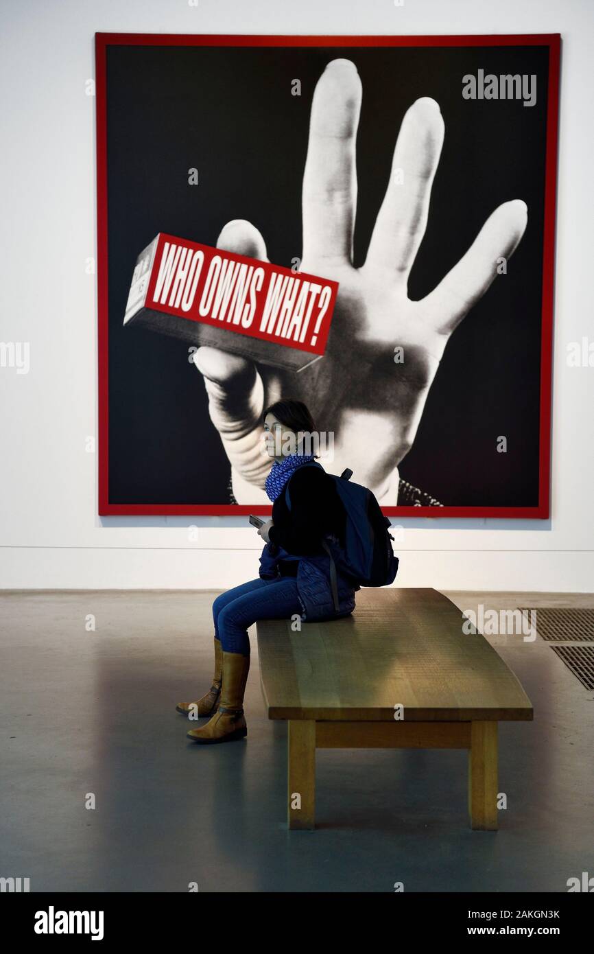 Royaume-uni, Londres, quartier de Southwark, le Tate Modern, Musée d'Art Contemporain, qui possède quoi ?, oeuvre de Barbara KRUGER (2012) Banque D'Images