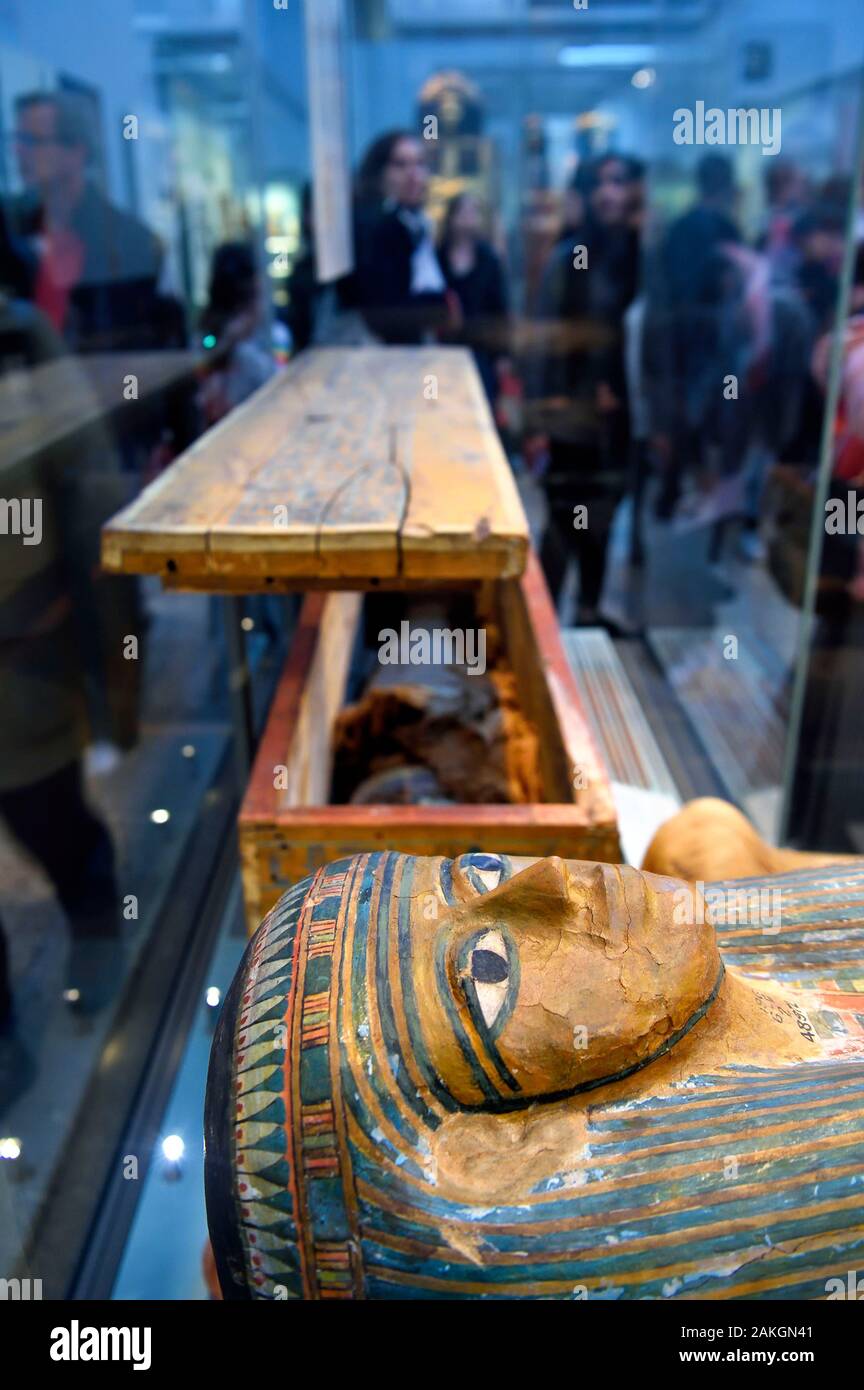 Royaume-uni, Londres, Bloomsbury, le British Museum, l'Égypte ancienne en bois peint, Coffin et maman d'une femme non identifiée, 22e dynastie, environ 950-900 avant J.-C., de Thèbes Banque D'Images