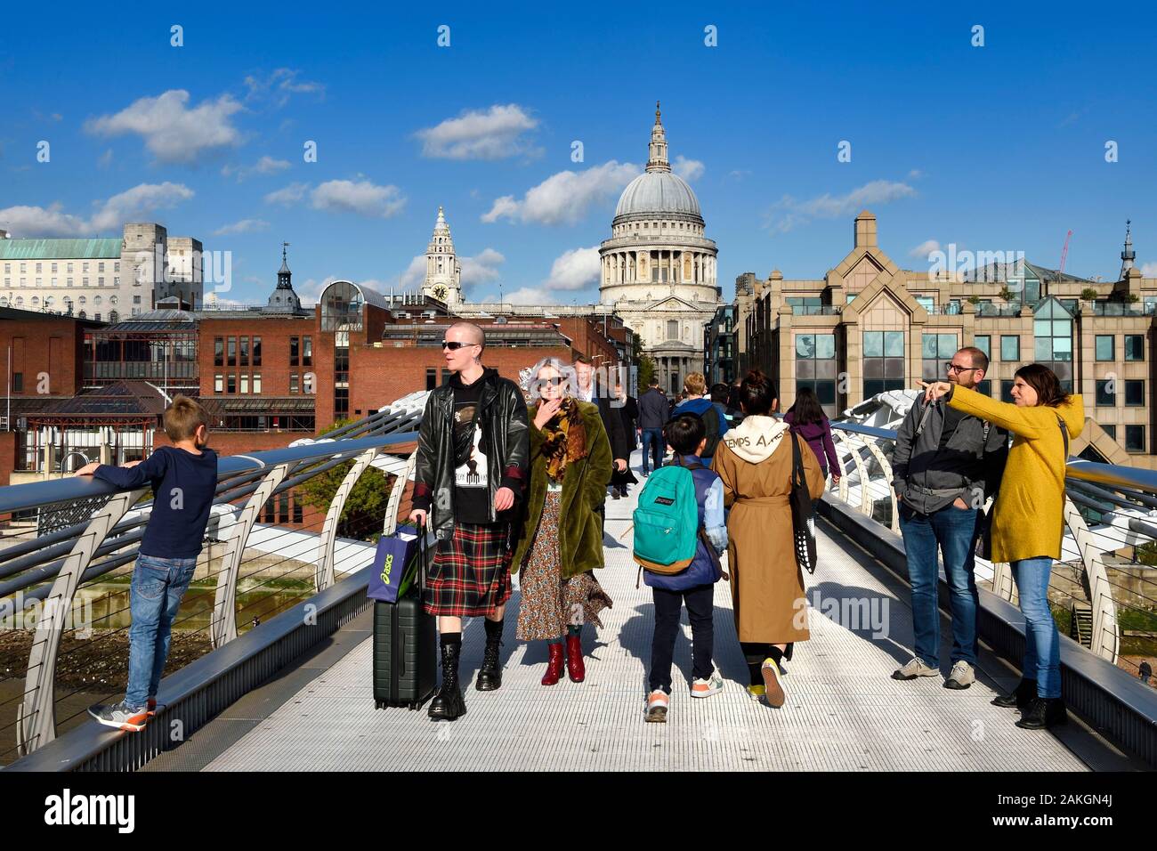 Royaume-uni, Londres, sur le pont du millénaire par l'architecte Norman Foster sur la rivière Thames et la Cathédrale St Paul à l'arrière-plan Banque D'Images