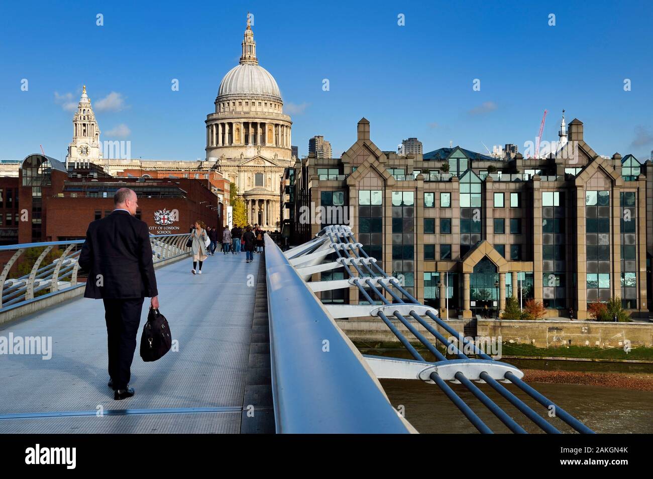 Royaume-uni, Londres, la ville, le Pont du Millénaire par l'architecte Norman Foster sur la rivière Thames et la Cathédrale St Paul à l'arrière-plan Banque D'Images