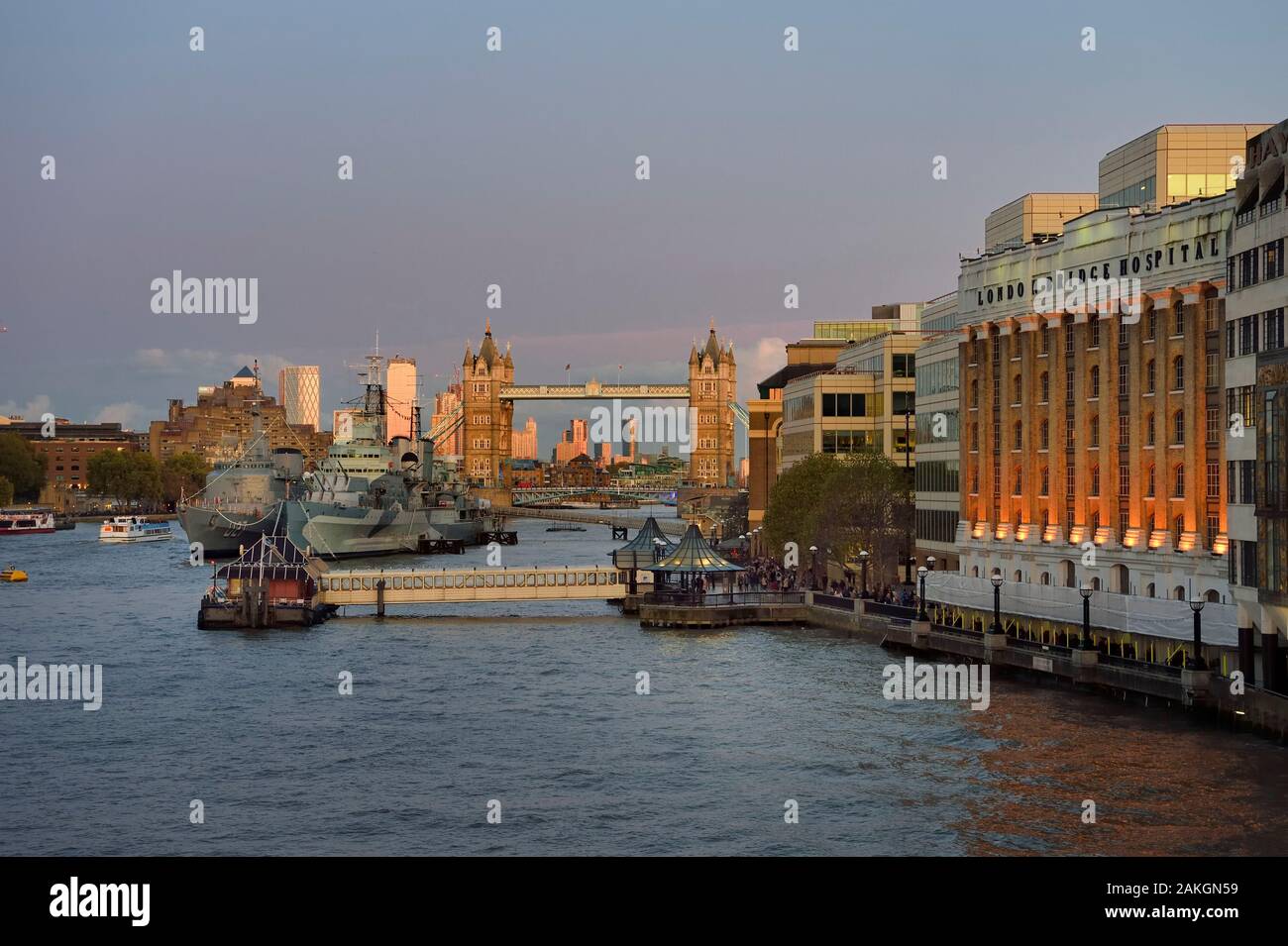 Royaume-uni, Londres, le navire de guerre HMS Belfast sur le bord de la tour et le district de Southwark Bridge swinging bridge sur la Tamise Banque D'Images