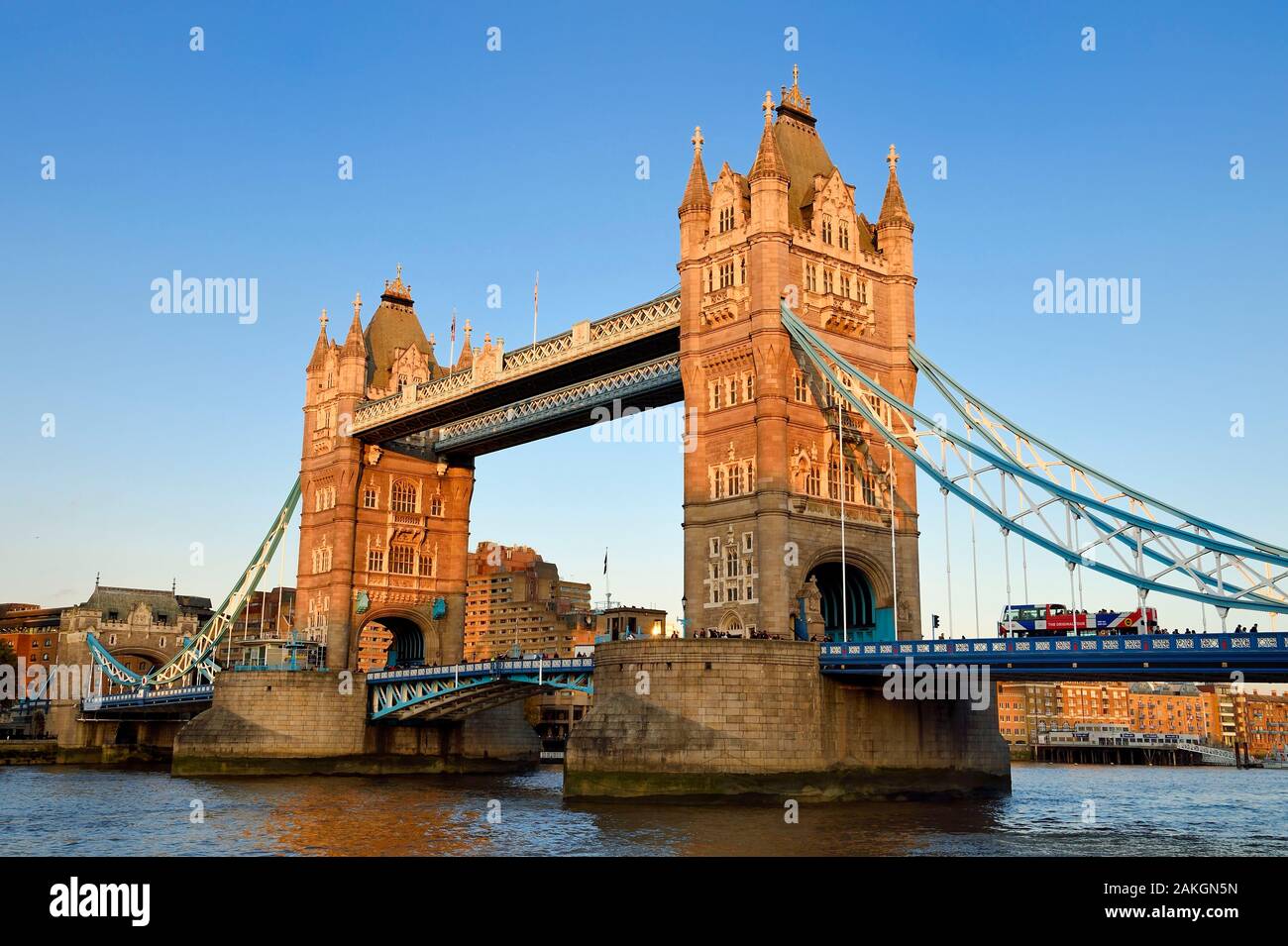 Royaume-uni, Londres, Tower Bridge, pont tournant, de l'autre côté de la Tamise, entre les quartiers de Southwark et de Tower Hamlets Banque D'Images