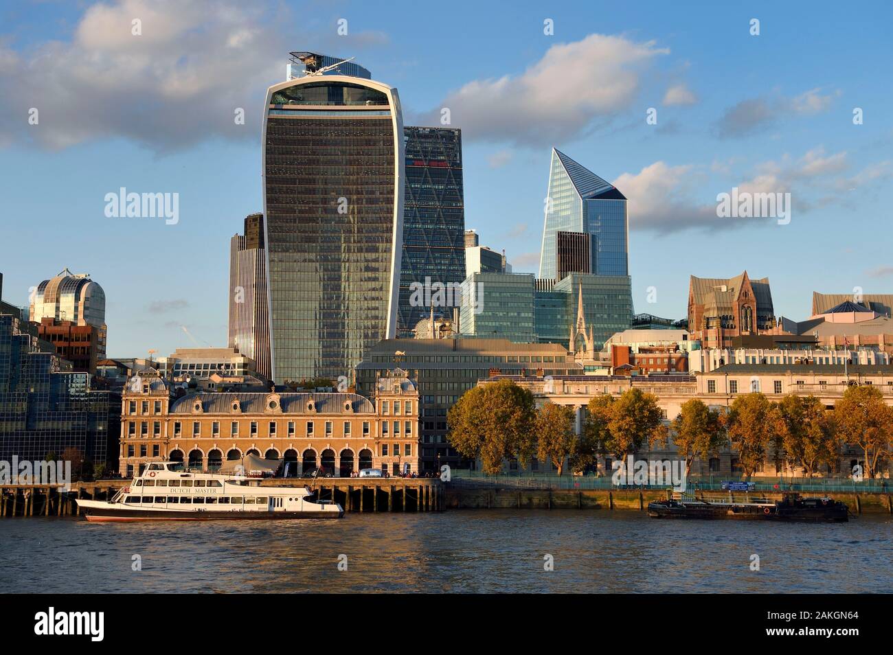 Royaume-uni, Londres, la Tamise, la ville avec ses gratte-ciel, la tour connue sous le nom de talkie Walkie conçu par l'architecte Rafael Vinoly Banque D'Images