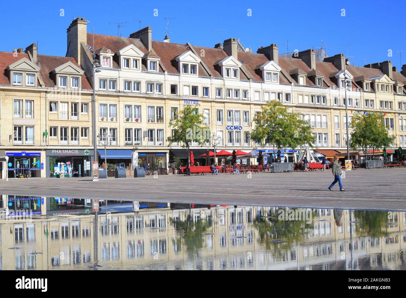 La France, l'Oise, Beauvais, Place Jeanne-Hachette avec son miroir d'eau Banque D'Images